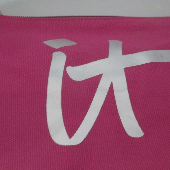 It Cosmetics Hot pink zippered Make up bag - Picture 1 of 4